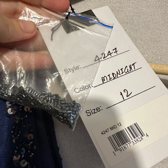 NWT Mac Duggal Three-Quarter Sleeve Embellished Gown - size 12 - Picture 9 of 9